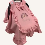 Pudra poplin kumaştan, kenarları fırfırlı ve piko işlemeli, tül pencereli kapaklı puset örtüsü