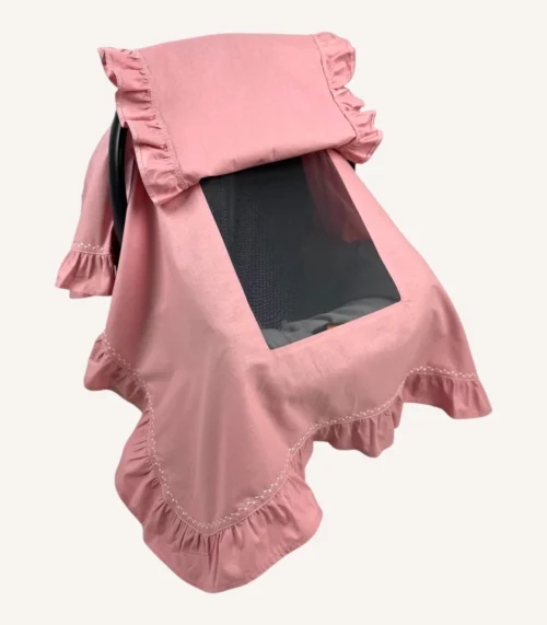 Pudra poplin kumaştan, kenarları fırfırlı ve piko işlemeli, tül pencereli kapaklı puset örtüsü