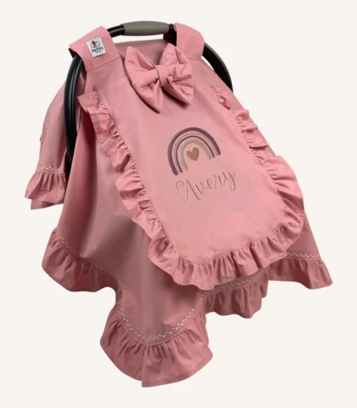 Pudra poplin kumaştan, kenarları fırfırlı ve piko işlemeli, tül pencereli kapaklı puset örtüsü