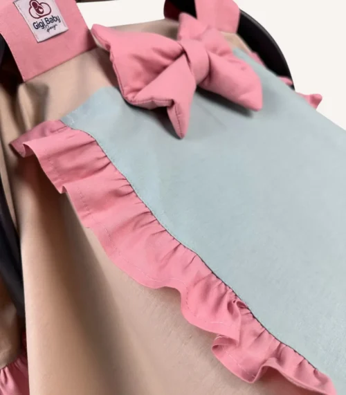 Çok renkli poplin kumaştan, fırfırlı ve tül pencereli kapaklı puset örtüsü (pudra, bej ve mint tonları)