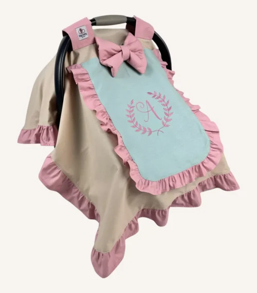 Çok renkli poplin kumaştan, fırfırlı ve tül pencereli kapaklı puset örtüsü (pudra, bej ve mint tonları)