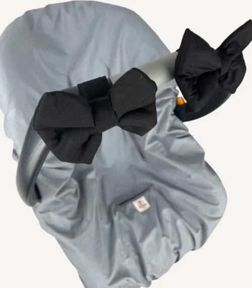 Siyah renkte, pamuk poplin kumaştan, cırtlı veya broşlu takılabilen iki adet mini fiyonk aksesuar seti