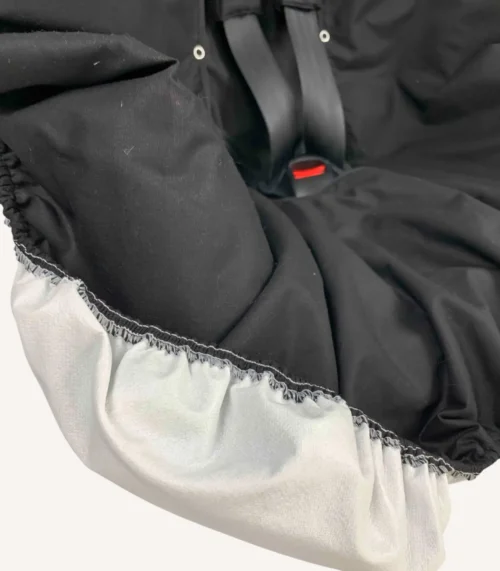 Siyah pamuk yüzeyli, alezli veya alezsiz seçenekli, çıtçıt kemer geçişli ve cırtlı kemer kılıflı çocuk oto koltuğu kılıfı