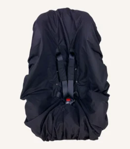 Siyah pamuk yüzeyli, alezli veya alezsiz seçenekli, çıtçıt kemer geçişli ve cırtlı kemer kılıflı çocuk oto koltuğu kılıfı