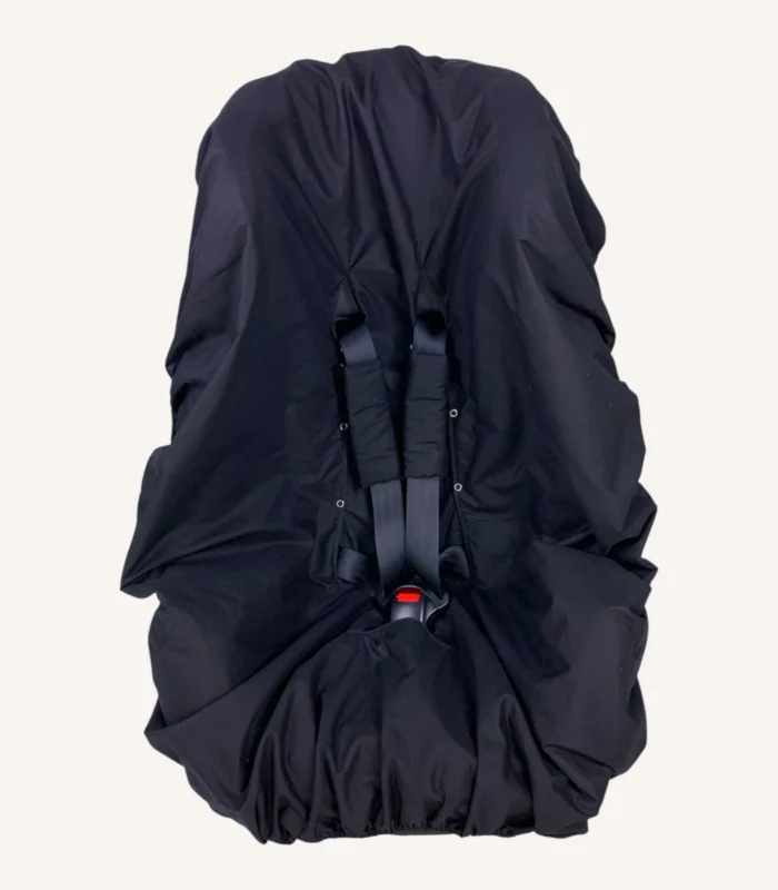 Siyah pamuk yüzeyli, alezli veya alezsiz seçenekli, çıtçıt kemer geçişli ve cırtlı kemer kılıflı çocuk oto koltuğu kılıfı