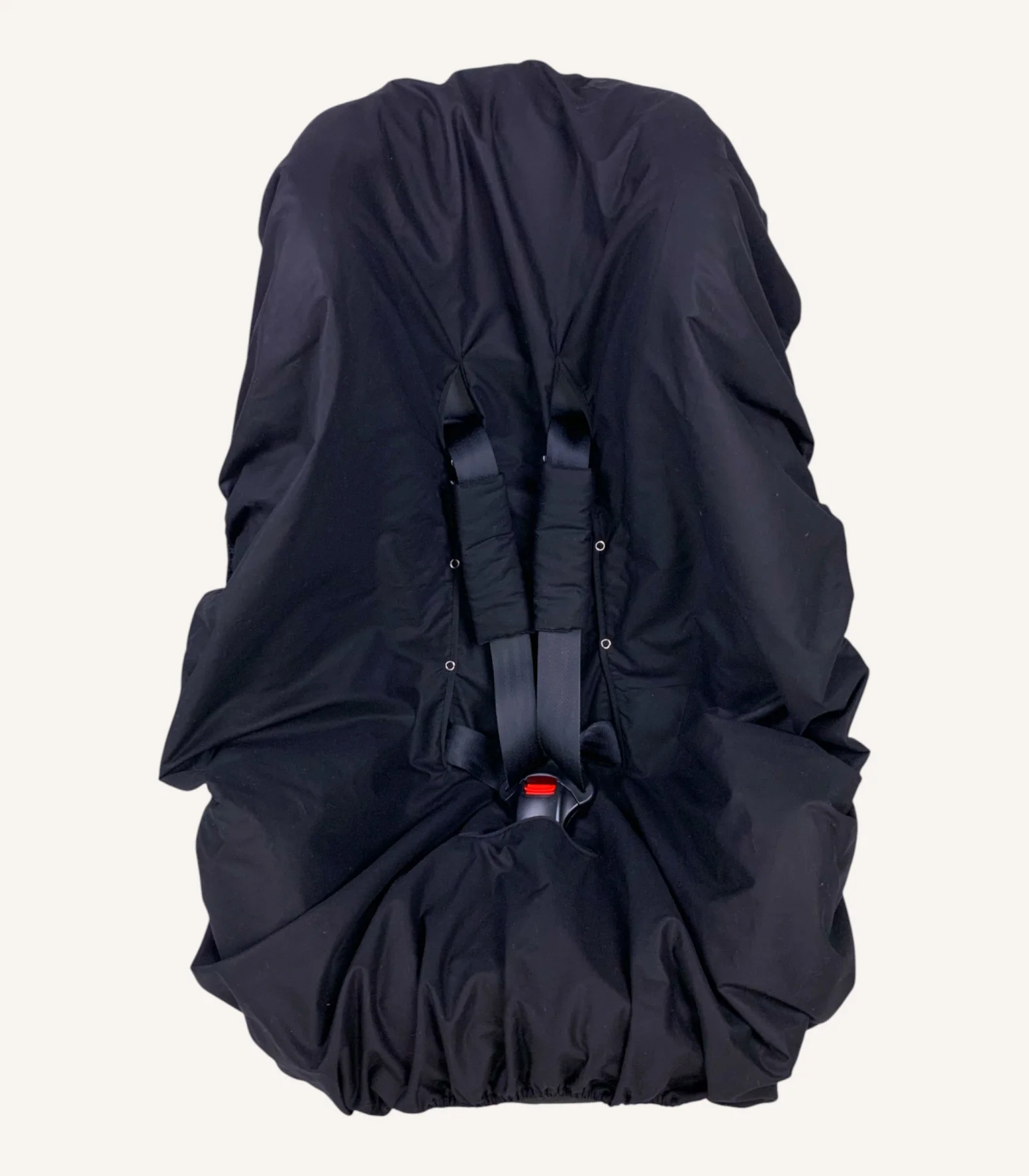 siyah-oto-koltugu-kilifi-ve-kemer-kilifi Siyah pamuk yüzeyli, alezli veya alezsiz seçenekli, çıtçıt kemer geçişli ve cırtlı kemer kılıflı çocuk oto koltuğu kılıfı