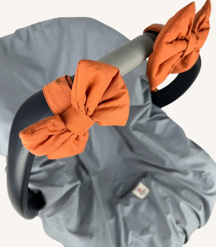 Tarçın renkte, pamuk poplin kumaştan, cırtlı veya broşlu takılabilen iki adet mini fiyonk aksesuar seti