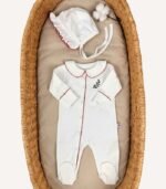 Ekru 4’lü organik hastane çıkış seti; kroşe işlemeli kapaklı puset örtüsü, tulum, lora şapka ve battaniye, nakış seçenekli