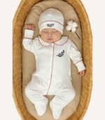 Ekru organik 4’lü hastane çıkış seti; kroşe kapaklı puset örtüsü, tulum, düz şapka ve biyeli battaniye, nakış seçenekli