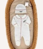 Ekru organik 4’lü hastane çıkış seti; kroşe kapaklı puset örtüsü, tulum, düz şapka ve biyeli battaniye, nakış seçenekli