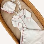 Ekru 4’lü organik hastane çıkış seti; kroşe işlemeli kapaklı puset örtüsü, tulum, lora şapka ve battaniye, nakış seçenekli