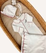 Ekru 4’lü organik hastane çıkış seti; kroşe işlemeli kapaklı puset örtüsü, tulum, lora şapka ve battaniye, nakış seçenekli