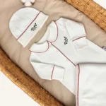 Ekru organik 4’lü hastane çıkış seti; kroşe kapaklı puset örtüsü, tulum, düz şapka ve biyeli battaniye, nakış seçenekli