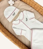 Ekru organik 4’lü hastane çıkış seti; kroşe kapaklı puset örtüsü, tulum, düz şapka ve biyeli battaniye, nakış seçenekli