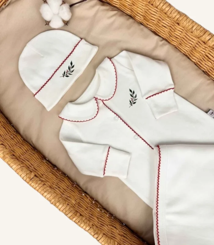 Ekru organik 4’lü hastane çıkış seti; kroşe kapaklı puset örtüsü, tulum, düz şapka ve biyeli battaniye, nakış seçenekli