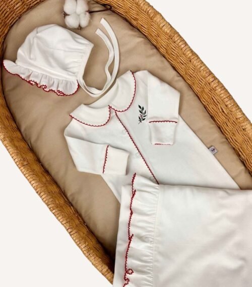 Ekru 4’lü organik hastane çıkış seti; kroşe işlemeli kapaklı puset örtüsü, tulum, lora şapka ve battaniye, nakış seçenekli