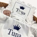 Ekru 8’li organik hastane çıkış seti; kroşeli yastık, battaniye, tulum, ayı şapka, zıbınlar ve müslin puset örtüsü