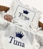 Ekru 8’li organik hastane çıkış seti; kroşeli yastık, battaniye, tulum, ayı şapka, zıbınlar ve müslin puset örtüsü