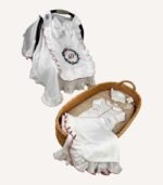 Ekru 4’lü organik hastane çıkış seti; kroşe işlemeli kapaklı puset örtüsü, tulum, lora şapka ve battaniye, nakış seçenekli