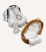 Ekru organik 4’lü hastane çıkış seti; kroşe kapaklı puset örtüsü, tulum, düz şapka ve biyeli battaniye, nakış seçenekli