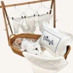 Ekru organik hastane çıkış seti; nakışlı dekoratif yastık ve battaniye, tulum, şapka ve yenidoğan kıyafet parçaları