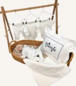 Ekru organik hastane çıkış seti; nakışlı dekoratif yastık ve battaniye, tulum, şapka ve yenidoğan kıyafet parçaları