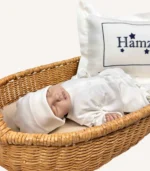 Ekru organik hastane çıkış seti; nakışlı dekoratif yastık ve battaniye, tulum, şapka ve yenidoğan kıyafet parçaları