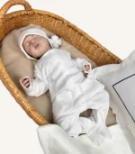 Ekru organik hastane çıkış seti; nakışlı dekoratif yastık ve battaniye, tulum, şapka ve yenidoğan kıyafet parçaları