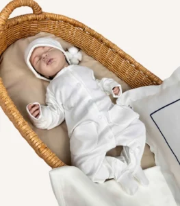 Ekru organik hastane çıkış seti; nakışlı dekoratif yastık ve battaniye, tulum, şapka ve yenidoğan kıyafet parçaları