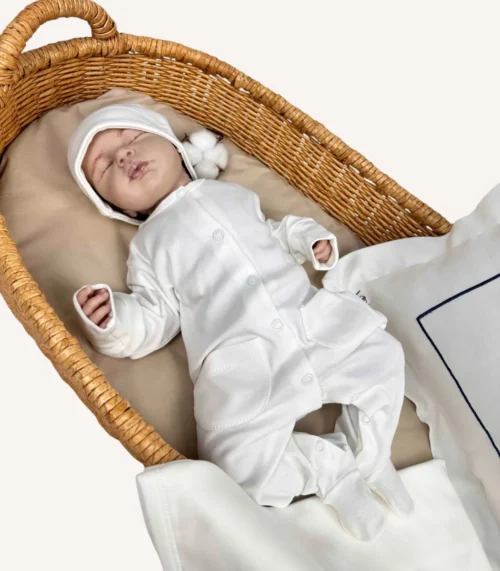 Ekru organik hastane çıkış seti; nakışlı dekoratif yastık ve battaniye, tulum, şapka ve yenidoğan kıyafet parçaları