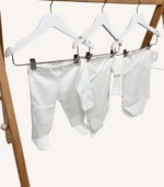 Ekru organik hastane çıkış seti; nakışlı dekoratif yastık ve battaniye, tulum, şapka ve yenidoğan kıyafet parçaları