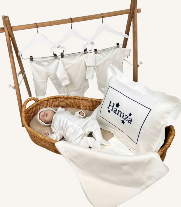 Ekru organik hastane çıkış seti; nakışlı dekoratif yastık ve battaniye, tulum, şapka ve yenidoğan kıyafet parçaları