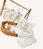 Ekru 8’li organik hastane çıkış seti; kroşeli yastık, battaniye, tulum, ayı şapka ve kroşe fırfırlı pamuk saten puset örtüsü