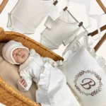 Ekru 8’li organik hastane çıkış seti; fırfırlı kroşeli yastık, battaniye, pamuk saten puset örtüsü ve knot şapka ve zıbınlar