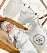 Ekru 8’li organik hastane çıkış seti; fırfırlı kroşeli yastık, battaniye, pamuk saten puset örtüsü ve knot şapka ve zıbınlar