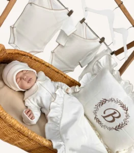 Ekru 8’li organik hastane çıkış seti; fırfırlı kroşeli yastık, battaniye, pamuk saten puset örtüsü ve knot şapka ve zıbınlar