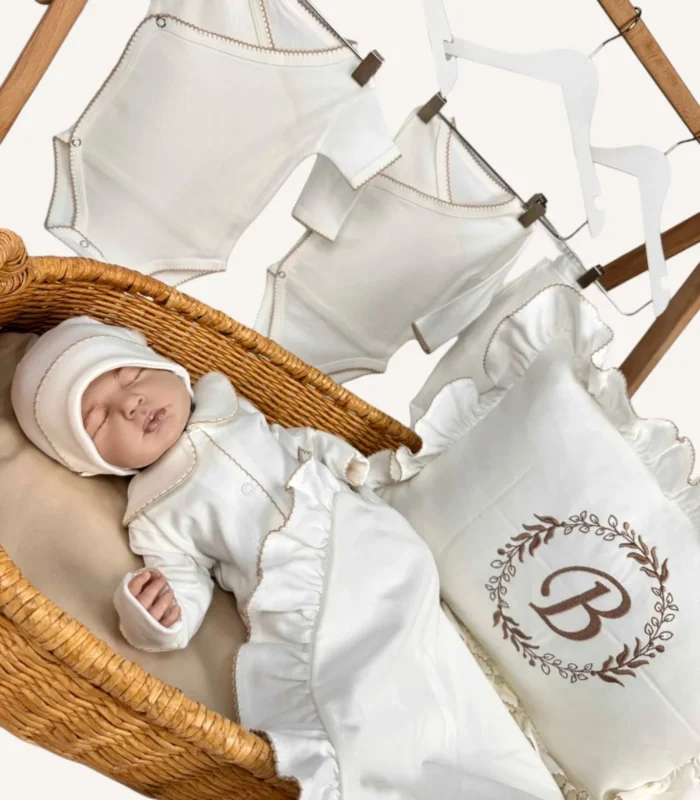 Ekru 8’li organik hastane çıkış seti; fırfırlı kroşeli yastık, battaniye, pamuk saten puset örtüsü ve knot şapka ve zıbınlar