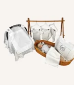 Ekru 8’li organik hastane çıkış seti; kroşeli yastık, battaniye, tulum, ayı şapka ve kroşe fırfırlı pamuk saten puset örtüsü