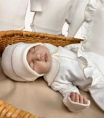 Ekru 8’li organik hastane çıkış seti; fırfırlı kroşeli yastık, battaniye, pamuk saten puset örtüsü ve knot şapka ve zıbınlar