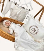 Ekru 8’li organik hastane çıkış seti; fırfırlı kroşeli yastık, battaniye, pamuk saten puset örtüsü ve knot şapka ve zıbınlar