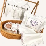 Ekru 8’li organik hastane çıkış seti; fırfırlı kroşeli yastık, battaniye, pamuk saten puset örtüsü ve lora şapka ve zıbın seti