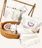 Ekru 8’li organik hastane çıkış seti; fırfırlı kroşeli yastık, battaniye, pamuk saten puset örtüsü ve lora şapka ve zıbın seti