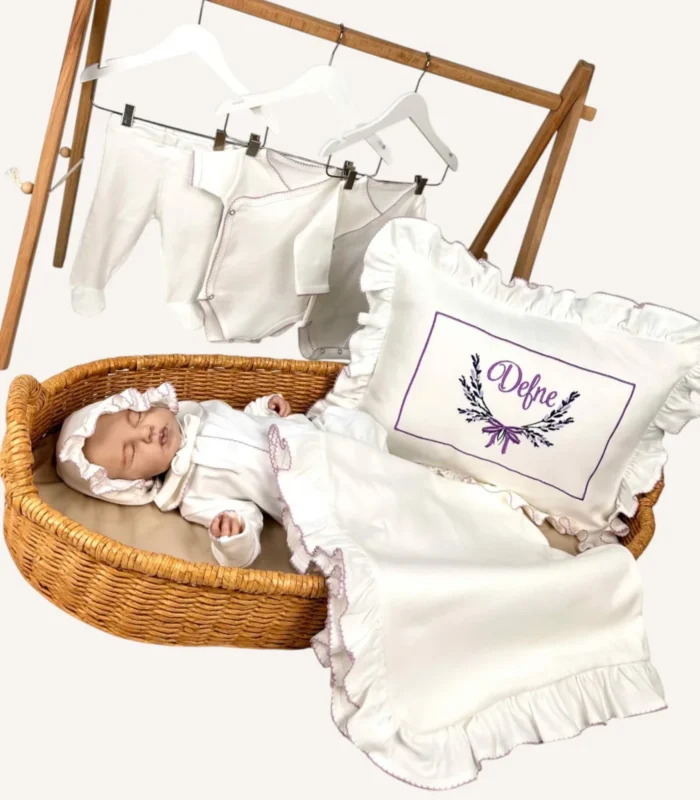 Ekru 8’li organik hastane çıkış seti; fırfırlı kroşeli yastık, battaniye, pamuk saten puset örtüsü ve lora şapka ve zıbın seti