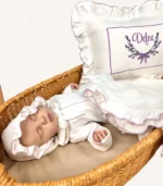 Ekru 8’li organik hastane çıkış seti; fırfırlı kroşeli yastık, battaniye, pamuk saten puset örtüsü ve lora şapka ve zıbın seti