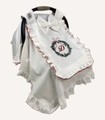 Ekru 4’lü organik hastane çıkış seti; kroşe işlemeli kapaklı puset örtüsü, tulum, lora şapka ve battaniye, nakış seçenekli