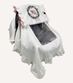 Ekru 4’lü organik hastane çıkış seti; kroşe işlemeli kapaklı puset örtüsü, tulum, lora şapka ve battaniye, nakış seçenekli