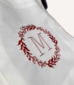 Ekru organik 4’lü hastane çıkış seti; kroşe kapaklı puset örtüsü, tulum, düz şapka ve biyeli battaniye, nakış seçenekli