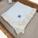 Krem örgü pike kumaştan fırfırlı, nakış seçenekli bebek battaniyesi