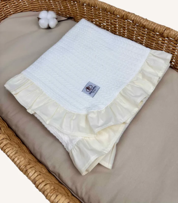 Krem örgü pike kumaştan fırfırlı, nakış seçenekli bebek battaniyesi