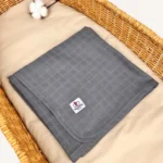 Antrasit tek kat müslin kumaştan biyeli, nakış seçenekli bebek battaniyesi